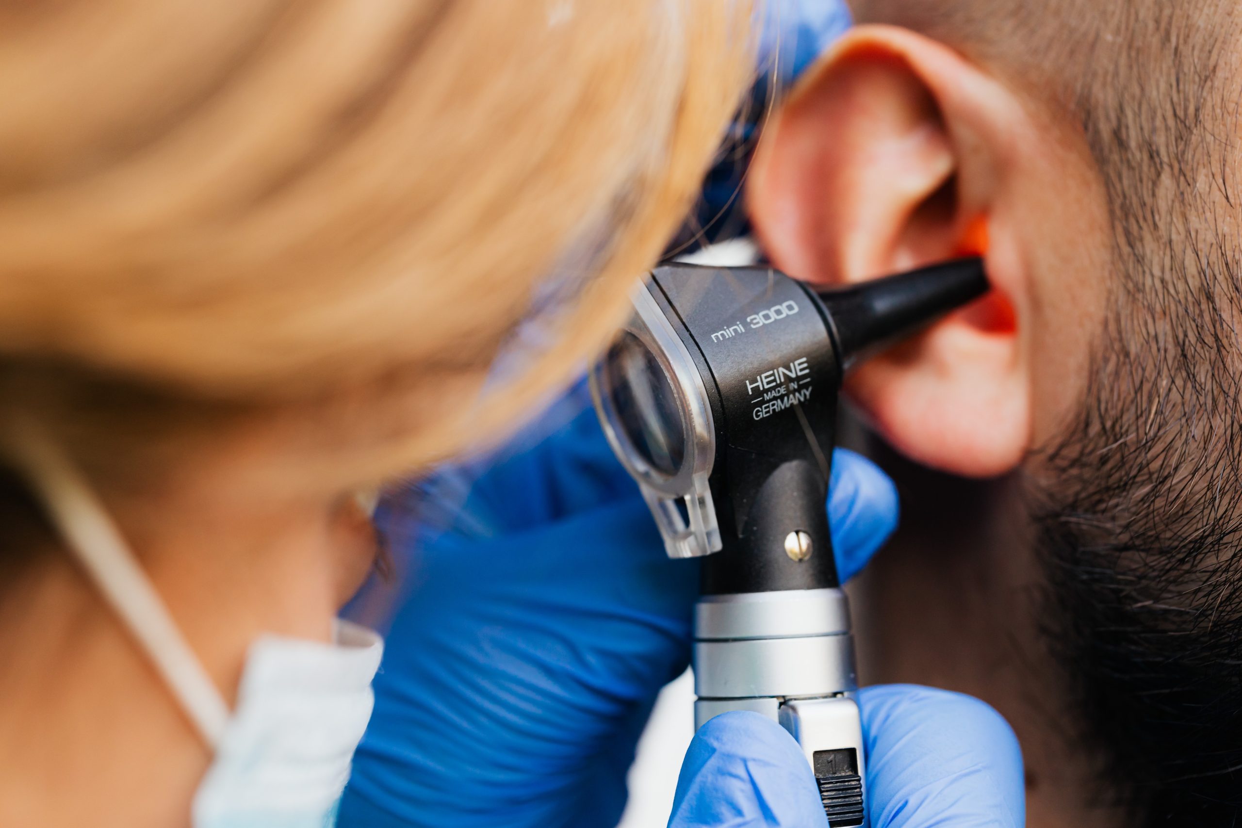 Geen schadevergoeding voor tinnitus door kus op oor